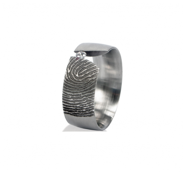 Vingerafdruk ring met steen in klemzetting