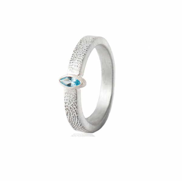 Ring met vingerafdruk en markies geslepen topaas