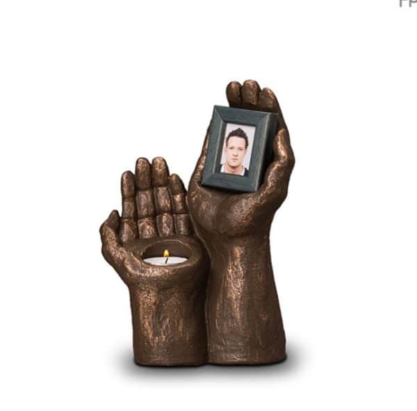 Handen met fotolijstje